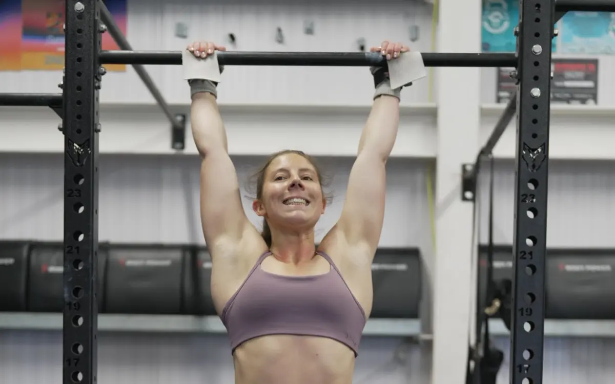 A CrossFit Onen member holding a bar in the gymnastics class
